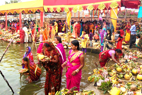 अस्ताउँदो सूर्यलाई अर्घ दिएर छठ पर्व मनाइँदै