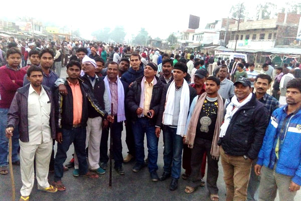 लाठी–फट्ठासहित हज्जारौं आन्दोलनकारी राजमार्गमा
