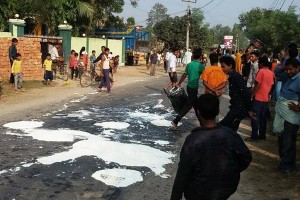 डेरीको गाडिमा तोडफोड, दुध दहीका जारहरु सडकमै खन्याईयो