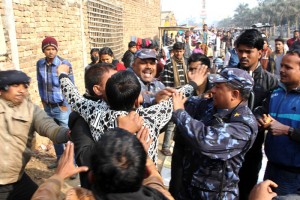 वीरगञ्जको माईस्थानमा प्रर्दशनः घण्टाघरमा दोहोरो झडप