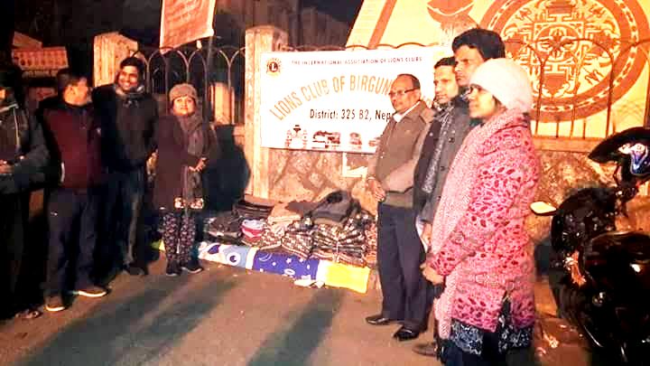 लायन्स क्लवद्वारा मध्यरातमा कम्बल तथा न्यानो लुगा वितरण