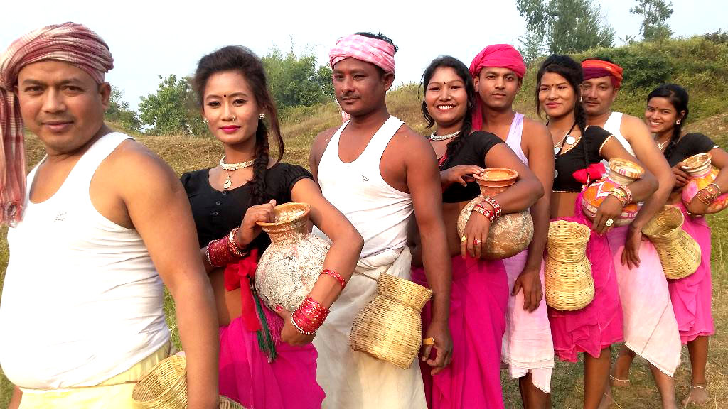 थारु गिती एल्बम ‘हमर लाल सारी’