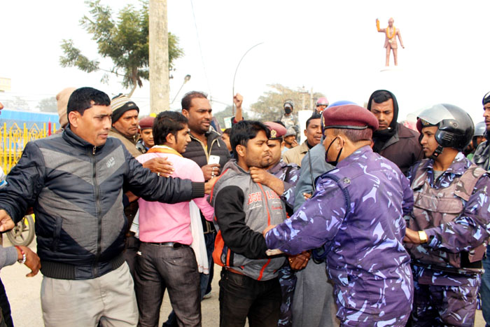 काँग्रेस बिरुद्ध मधेसीवादीहरुद्वारा वीरगञ्जमा प्रदर्शन, आन्दोलनकारी र प्रहरी बीच झडप