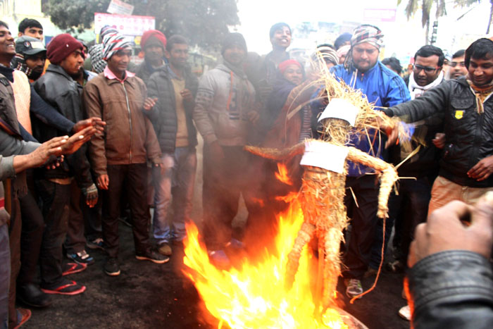 युवा गठबन्धनद्वारा पर्सामा प्रधानमन्त्री ओलीको पुतला दहन