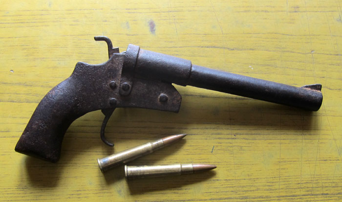 हतियारसहित मुखिया पक्राउ