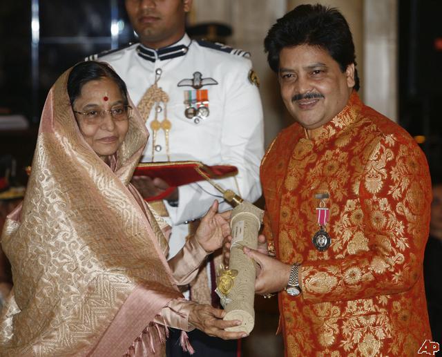 pratibha-patil-udit-narayan-jha-2009-4-14-10-21-18