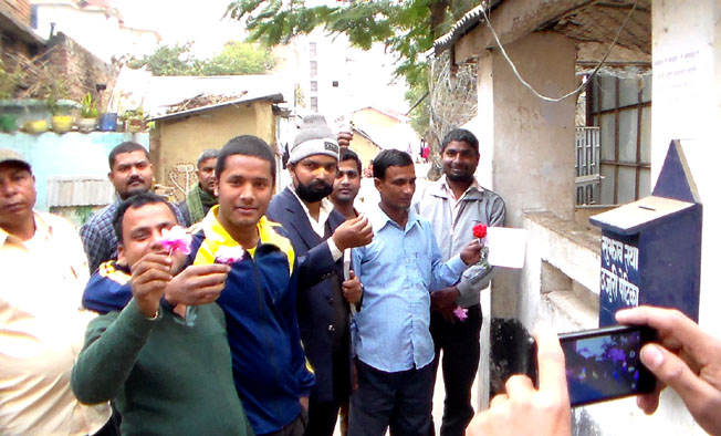 गठबन्धनद्वारा प्रहरीलाई ग्रिटिङ्ससहित गुलाबको फूल