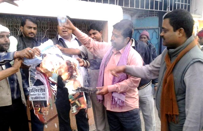 राजविराजमा मोर्चाले ‘भैरव’को पोष्टर जलाए