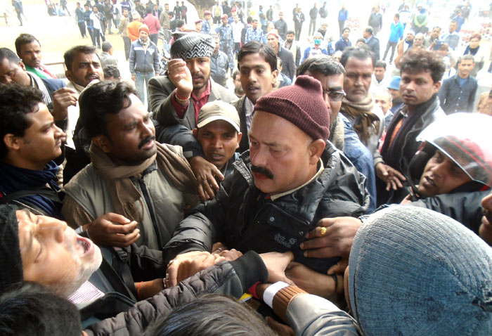 मोर्चाको अवरोधले नेकाँ अधिवेशन स्थगित