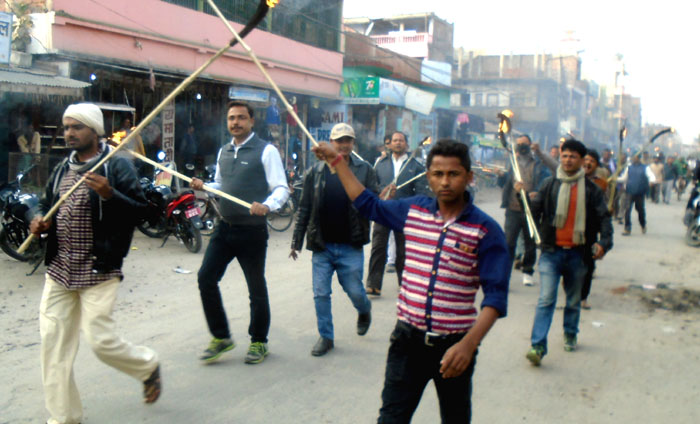 मोर्चाद्वारा मसाल जुलुस प्रदर्शन