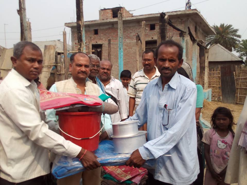 लौनियाका अग्नी पीडित परिवारलाई राहत सामग्री