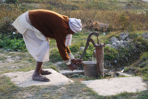 सिरहामा खानेपानीको हाहाकार, झुठो आश्वासन बाँड्दै प्रचण्ड