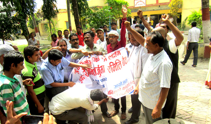 शहीद परिवारलाई प्रमुख अतिथि मान्न तयार भएन सत्तारुढ दल, मधेशी मोर्चाले जलाए कार्यक्रमको ब्यानर