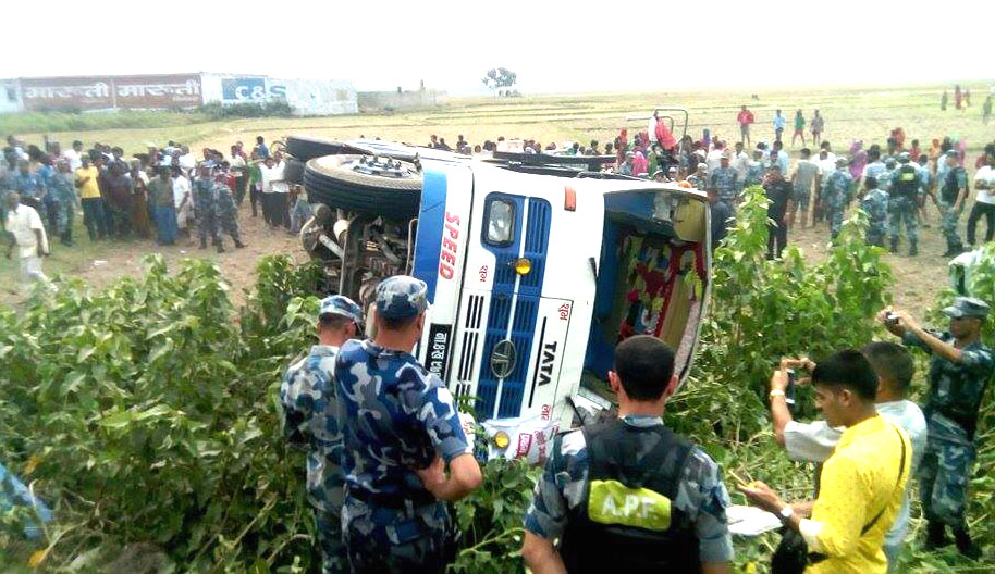 फोरम लोकतान्त्रिक कार्यकर्ता चढेको बस दुर्घटनाः ३२ जना घाइते