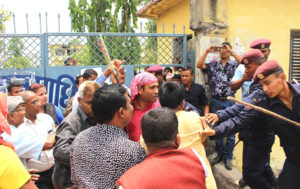 लोडसेडिङ्ग बिरुद्धको  धर्नामा प्रहरी हस्तक्षेप