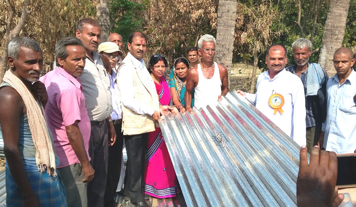 दिघवाका अग्नीपीडितहरुलाई घर छाउन जस्ता पाता