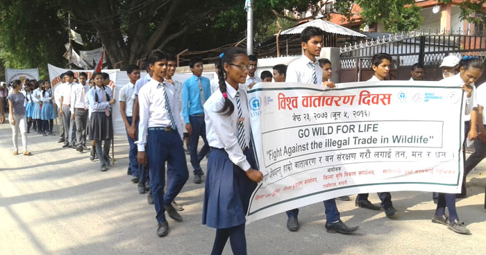 रयालीमा शोभा बढाउन स्कूले बालबालिकाको प्रयोग