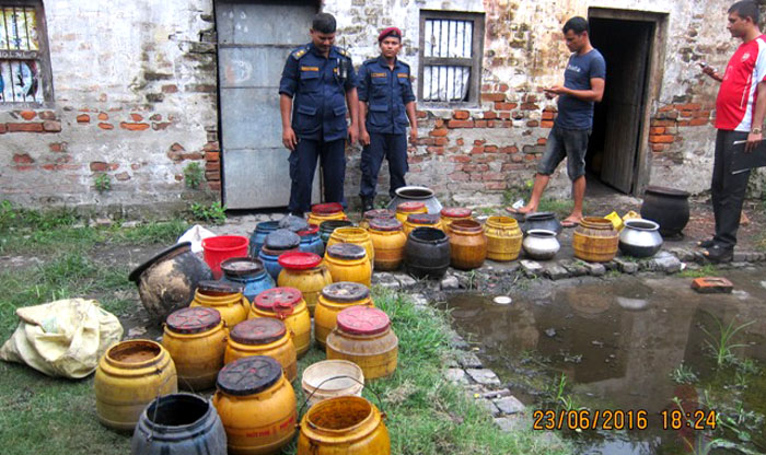 अवैध मदिरासहित दुई जना पक्राउ