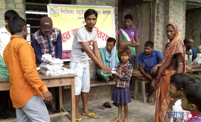 मिथिला स्टुडेन्टद्वारा गोबरगाढामा शैक्षिक सामग्री