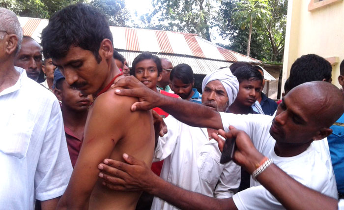 घुस नदिँदा सप्तरीमा मालपोत कर्मचारीबाट सेवाग्राही निर्घात कुटिए (फोटो फिचर समेत)