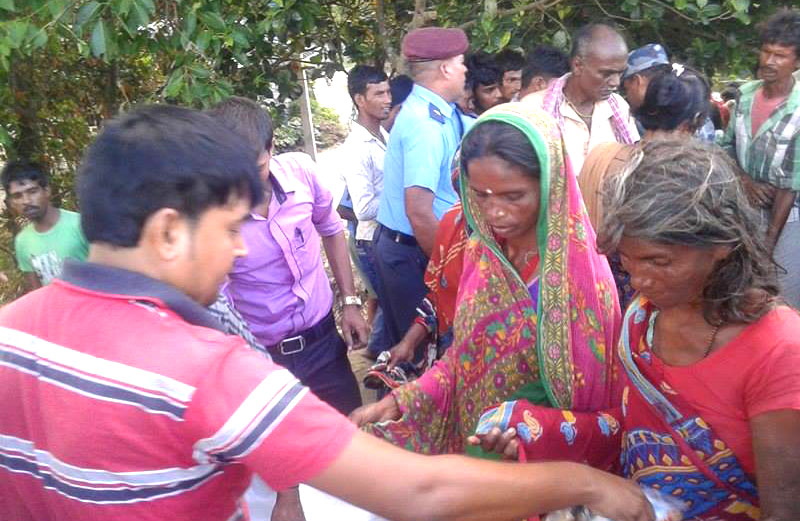 हेल्पिङ्ग ह्याण्ड्स र अनुपमद्वारा राहत वितरण