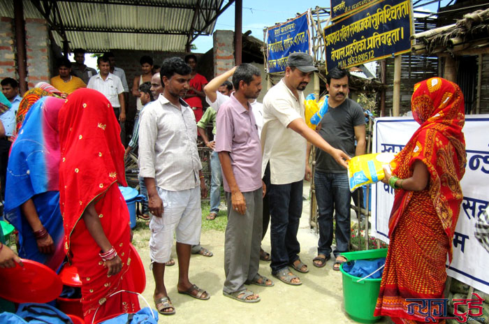 बाढी पीडित गर्भवती तथा सुत्केरी महिलालाई झुल वितरण