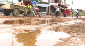 बाटो मर्मतको माग गर्दै दुई घण्टा हुलाकी राजमार्ग अवरुद्ध