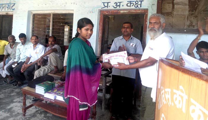 संस्कृत र नेपाली विषयमा उत्कृष्ट अङ्क ल्याउने विद्यार्थी पुरस्कृत