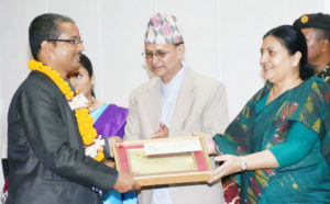 न्यूज टुडेका सम्पादक यादव राष्ट्रपति भण्डारीद्वारा पुरस्कृत