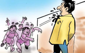 खुला दिसा गर्ने दुई जनालाई जरिवाना