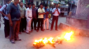 राजविराजमा एमाले नेता पोखरेको पुतला दहन