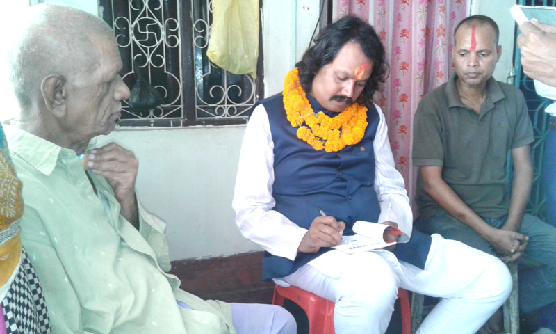 सहीद परिवारको घरमा डा. सिके राउत