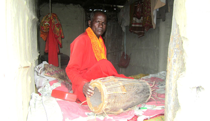 मृदङ्गको अभावमा खल्लो रह्यो लोकगाथा गायक सातैन रामको दशैं