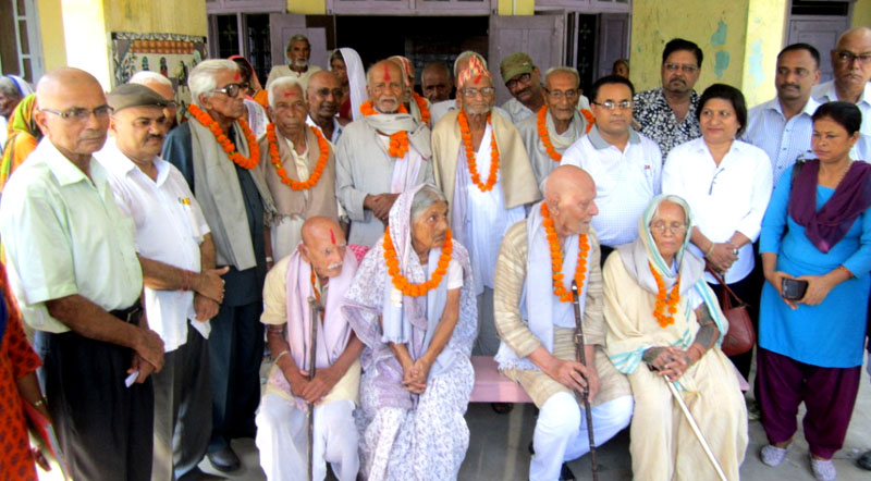 ज्येष्ठ नागरीक दिवसमा पूर्व सञ्चारमन्त्रीसहित ११ जना सम्मानित