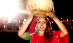 नायिका रेखा थापाले मनाईन् छठ (फोटो फिचर)