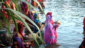 सूर्यलाई अर्घ दिएर छठ पर्व मनाईदैछ छठ पर्व