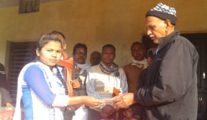 सांसद यादवद्वारा दलित विद्यार्थीलाई प्रोत्साहन छात्रवृति
