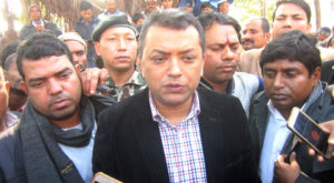 स्वास्थ्य मन्त्री थापाको प्रश्न ‘यतिका वर्षसम्म स्वास्थ्य मन्त्रालय के सोचेर चिकित्सकको दरबन्दी पूर्ति गरेनन् ?(भिडियों हेर्नुस्)