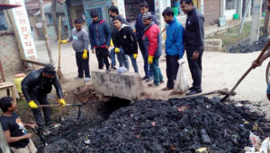 युवाहरुले गरे मुख्य सडक र अस्पतालमा सरसफाई