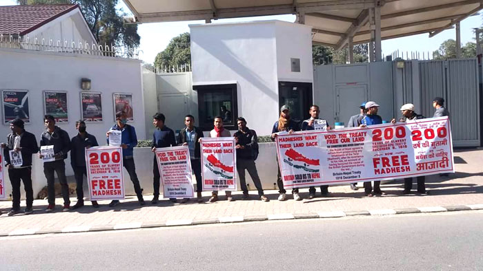 बेलायती दूतावास अगाडि स्वतन्त्र मधेशको माग गर्दै प्रदर्शन