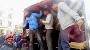 हेल्थ असिष्टेन्टहरु ३ घण्टा प्रहरी नियन्त्रण पश्चात रिहा