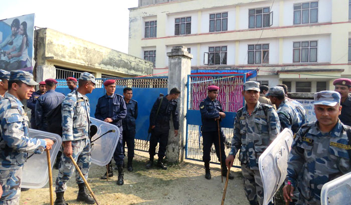 हेल्थ असिष्टेन्टहरुलाई प्रहरीद्वारा कार्यालयमा प्रवेशमा रोक