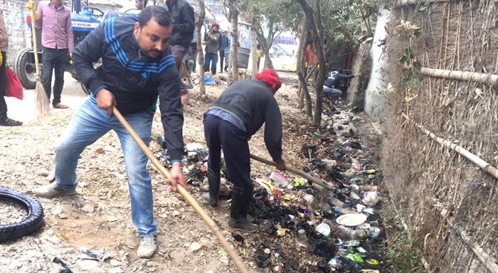 सप्तरी युथद्वारा हनुमान मन्दिरको बाटोमा सरसफाई