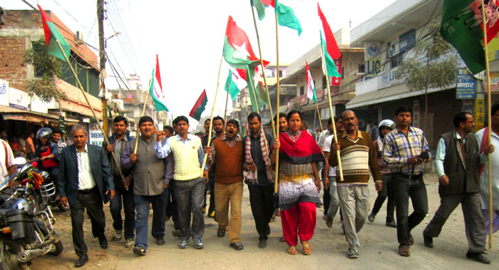 बन्दले मधेशको जनजीवन प्रभावित, राजविराज नपामा तोडफोड