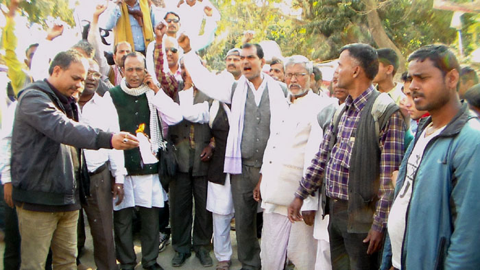 राजविराजमा मोर्चाले जलायो आयोगको प्रतिवेदन