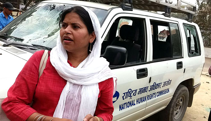 आयोगकी प्रवक्ता अन्सारी चढेको गाडीमा तोडफोड