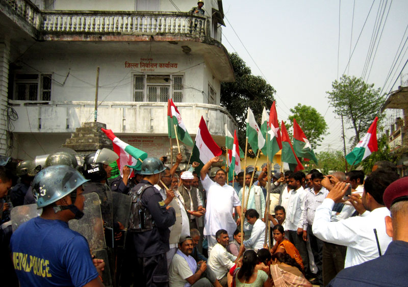 सप्तरी निर्वाचन कार्यालय घेराउः निर्वाचन सम्वन्धि कामकाज प्रभावित(फोटो फिचर समेत)