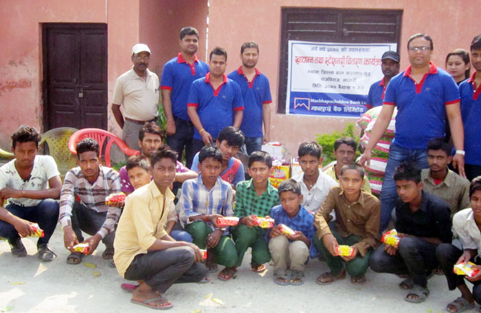 माछापुच्छ्रे बैंकद्वारा खाद्यान्न तथा स्टेशनरी सामग्री वितरण