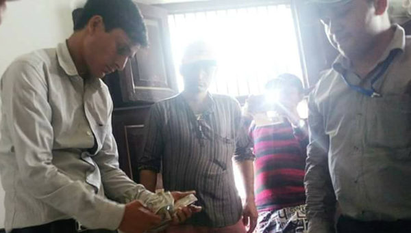 धनुषाका अमिन घुस लिने क्रममा रङ्गेहात पक्राउ