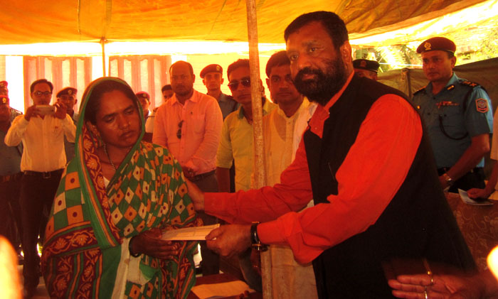 गृहमन्त्री निधीद्वारा शहिद परिवारलाई १० लाख रुपैयाँको चेक हस्तान्तरण